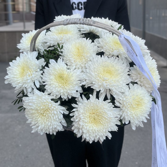 15 белых хризантем Магнум в корзине