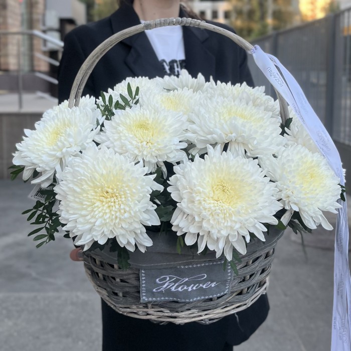 15 белых хризантем Магнум в корзине