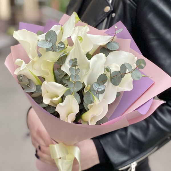 15 белых калл c эвкалиптом