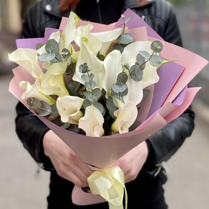 15 белых калл c эвкалиптом