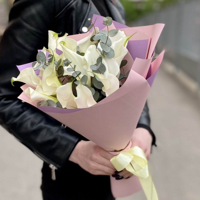 15 белых калл c эвкалиптом