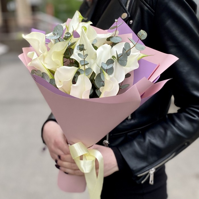 15 белых калл c эвкалиптом