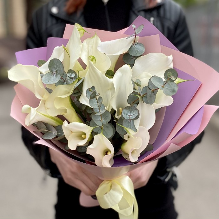 15 белых калл c эвкалиптом