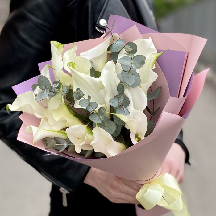 15 белых калл c эвкалиптом