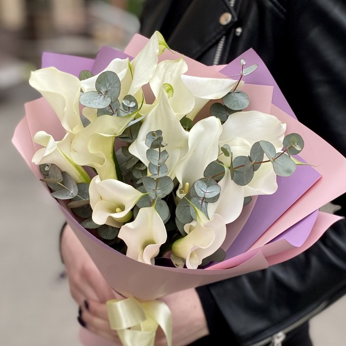 15 белых калл c эвкалиптом