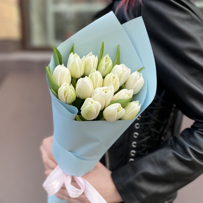 15 белых пионовидных тюльпанов