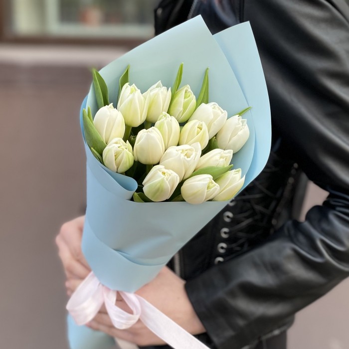 15 белых пионовидных тюльпанов