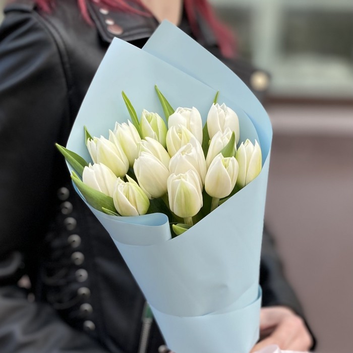 15 белых пионовидных тюльпанов