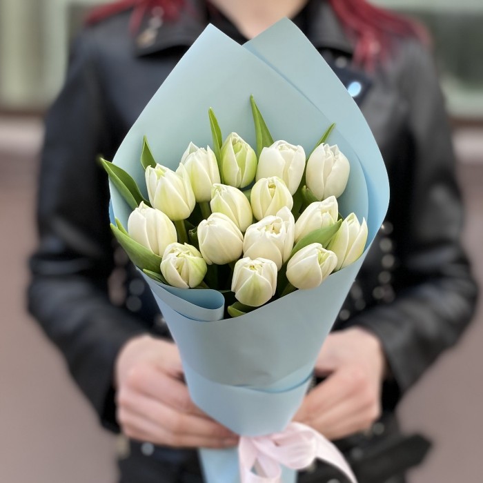 15 белых пионовидных тюльпанов