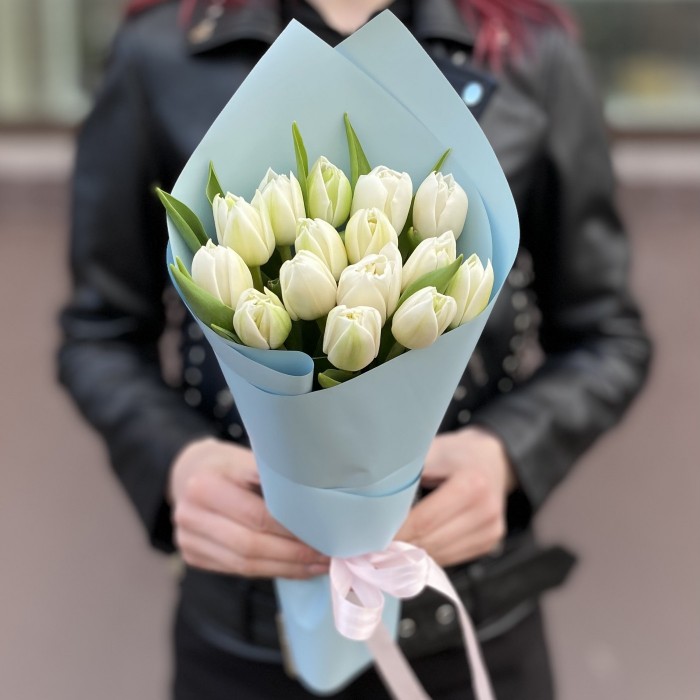 15 белых пионовидных тюльпанов