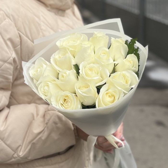 15 белых роз 40 см