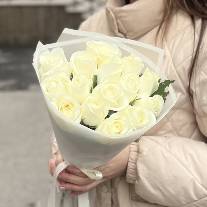 15 белых роз 40 см