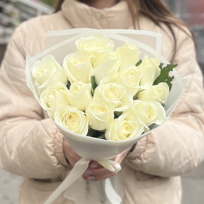 15 белых роз 40 см