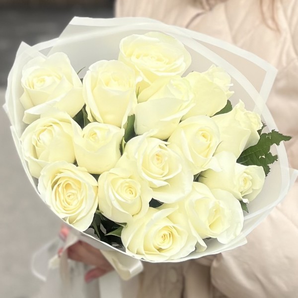 15 белых роз 40 см
