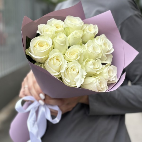 15 белых роз 50 см