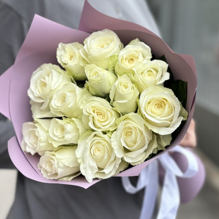 15 белых роз 50 см