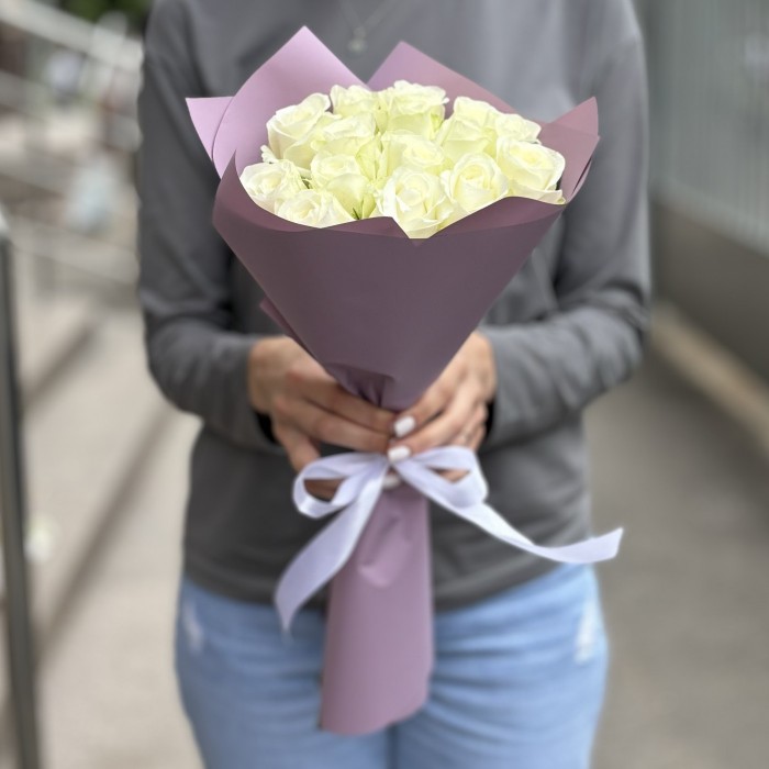 15 белых роз 50 см