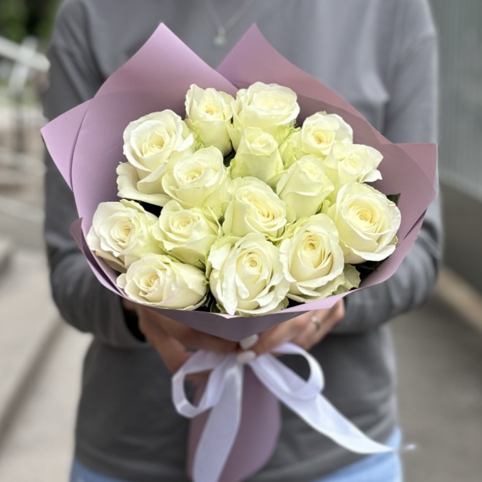 15 белых роз 50 см