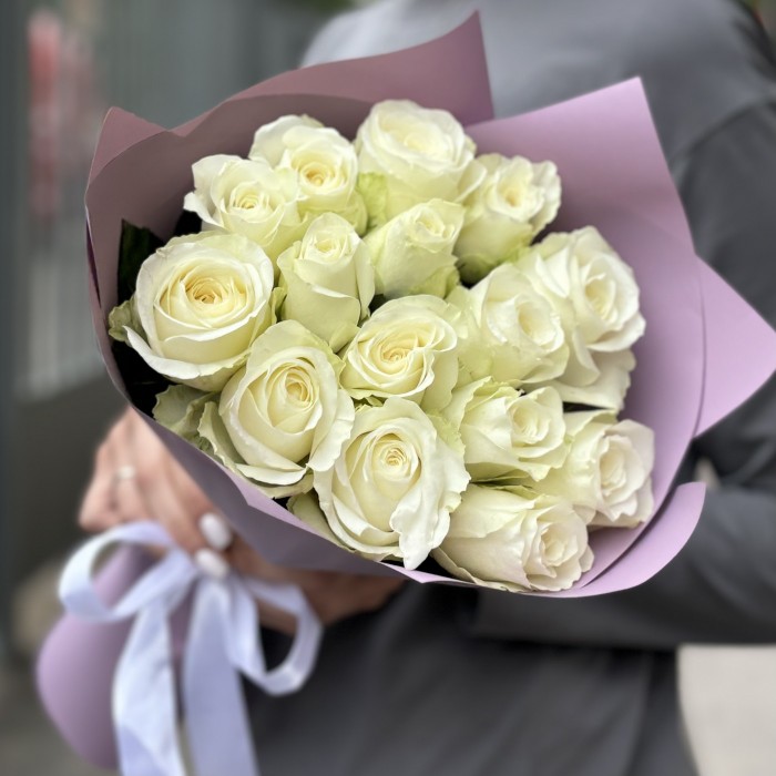 15 белых роз 50 см