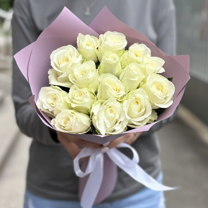 15 белых роз 50 см