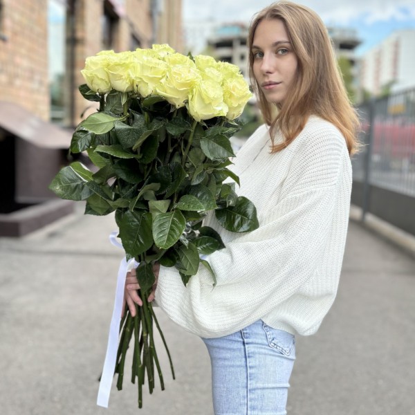 15 белых роз Мондиаль 80 см