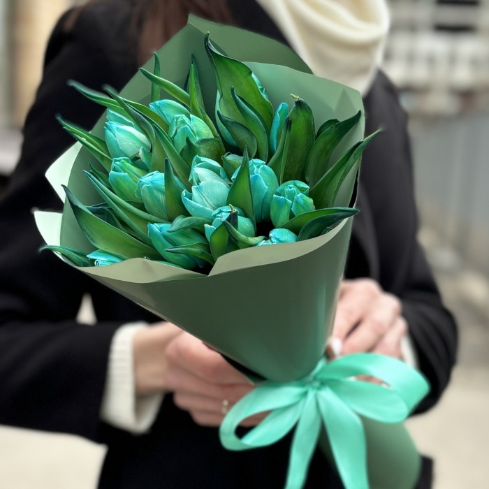 15 бирюзовых тюльпанов