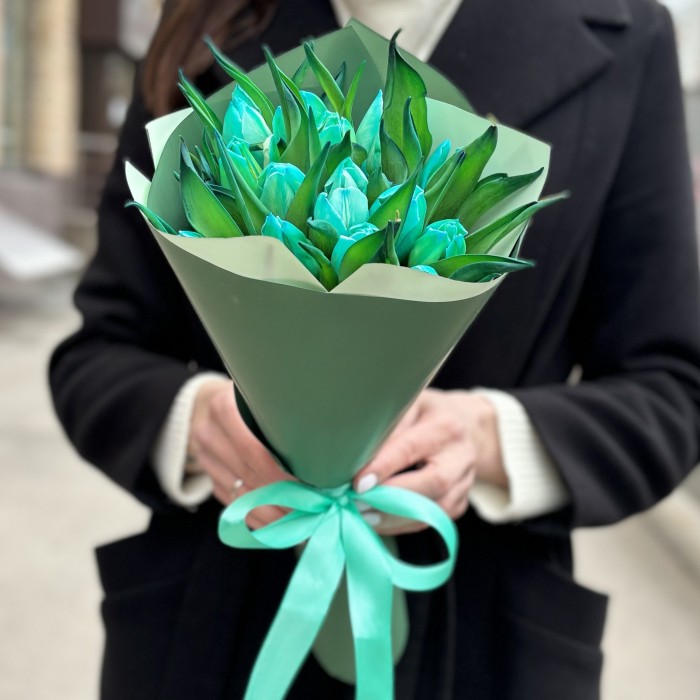 15 бирюзовых тюльпанов