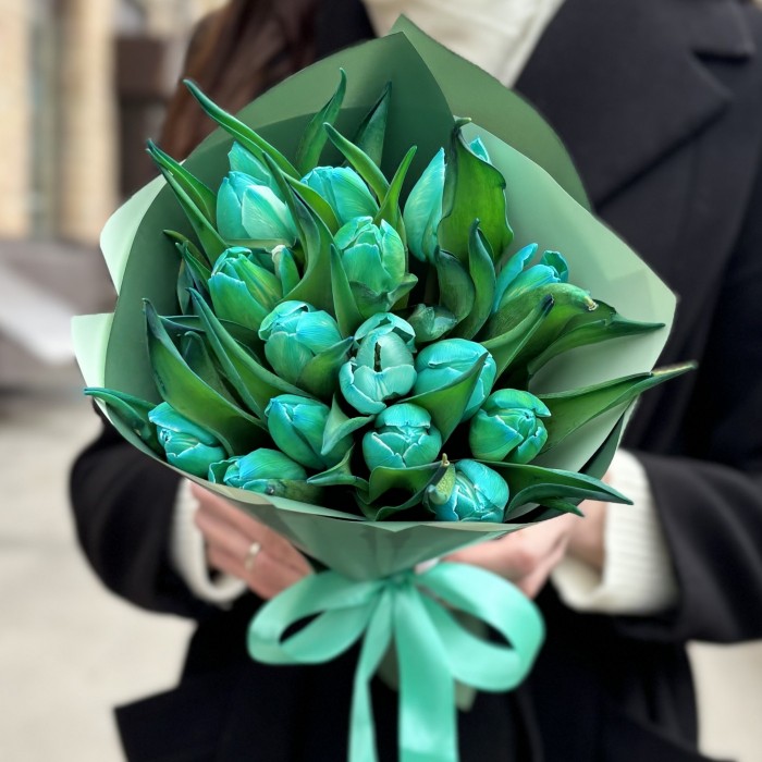 15 бирюзовых тюльпанов