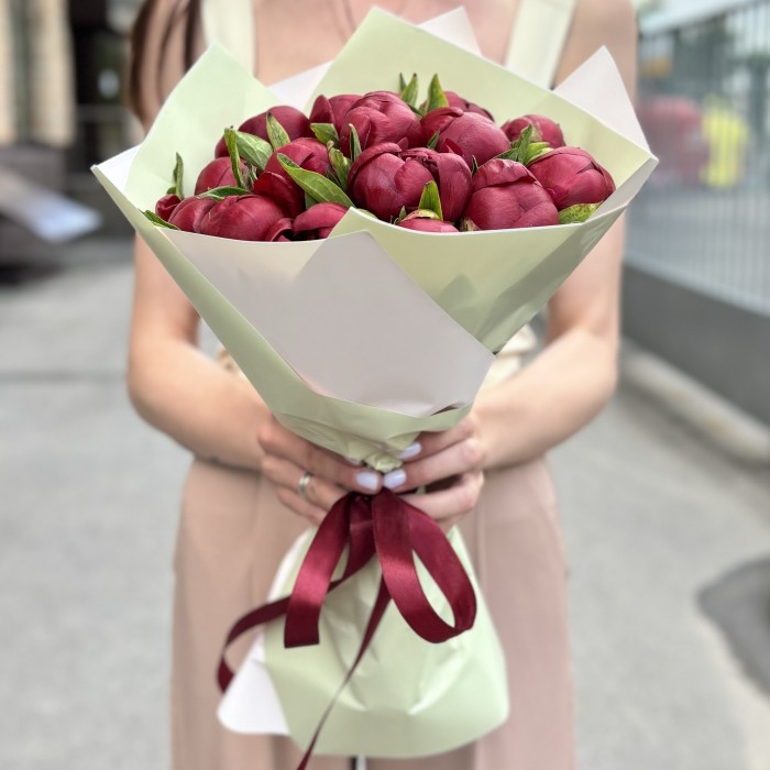 15 бордовых пионов Ред Шарм