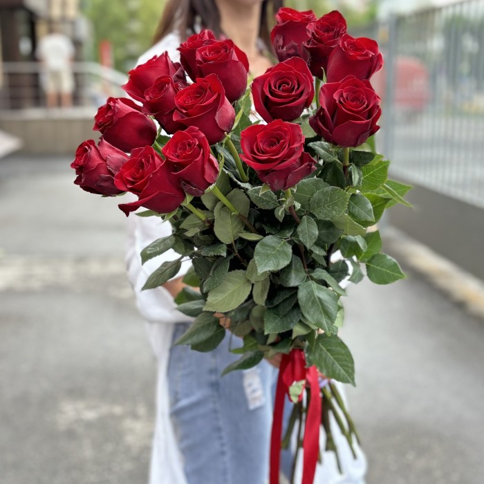 15 длинных красных роз Эксплорер 80 см
