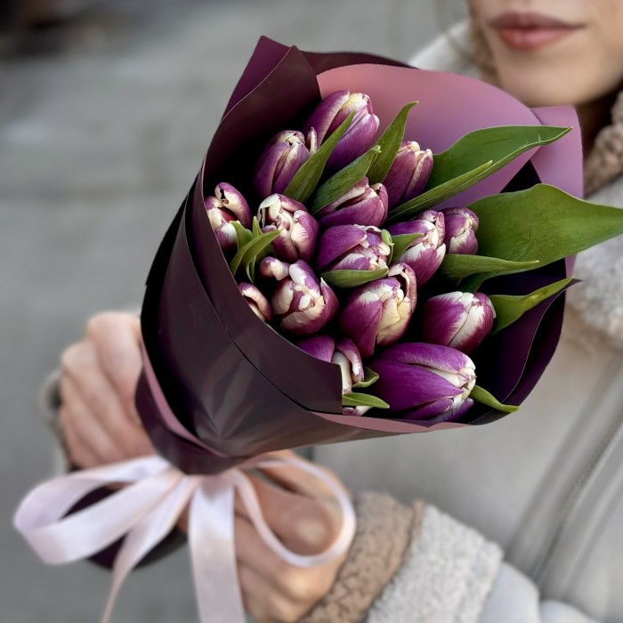 15 бело-фиолетовых тюльпанов Лайт харт