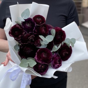 15 фиолетовых ранункулюсов с эвкалиптом