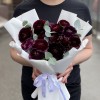 15 фиолетовых ранункулюсов с эвкалиптом