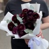 15 фиолетовых ранункулюсов с эвкалиптом