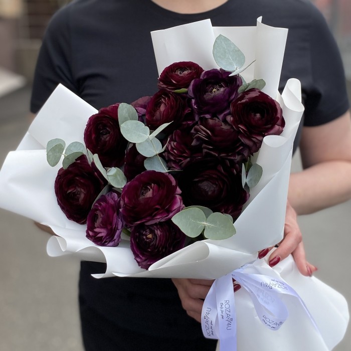 15 фиолетовых ранункулюсов с эвкалиптом