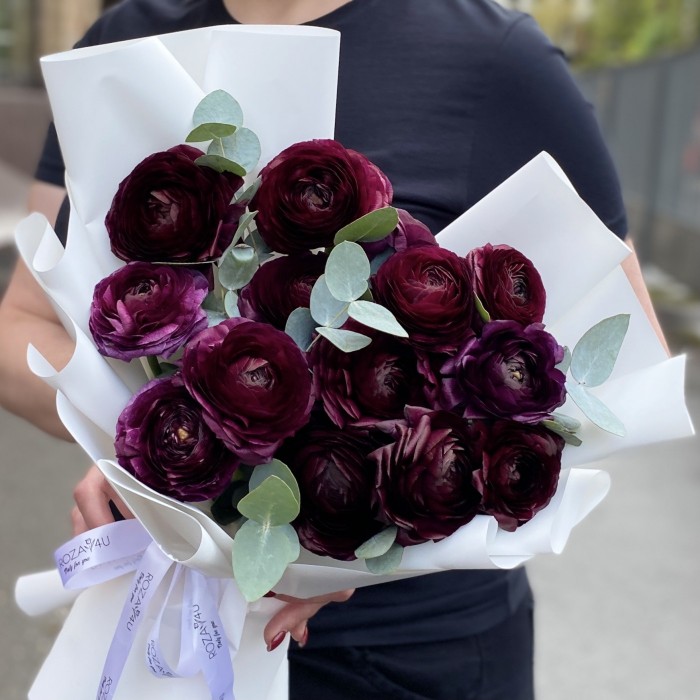 15 фиолетовых ранункулюсов с эвкалиптом