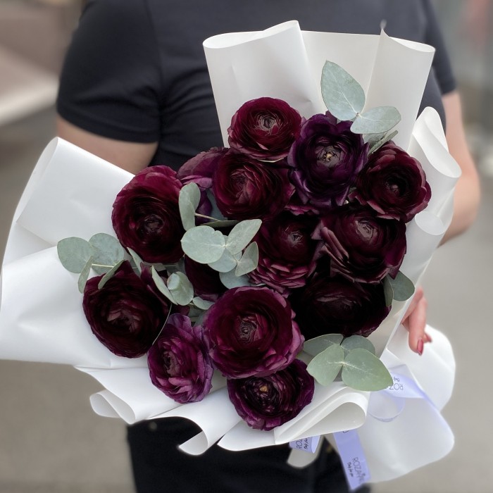 15 фиолетовых ранункулюсов с эвкалиптом