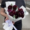 15 фиолетовых ранункулюсов с эвкалиптом