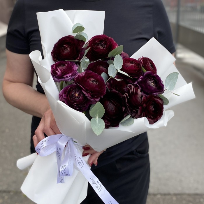 15 фиолетовых ранункулюсов с эвкалиптом