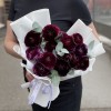 15 фиолетовых ранункулюсов с эвкалиптом
