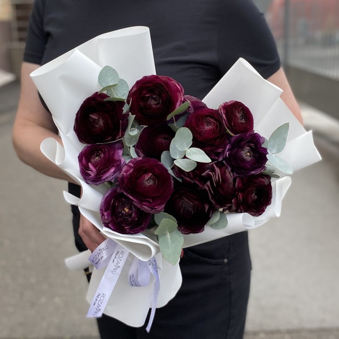 15 фиолетовых ранункулюсов с эвкалиптом