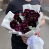 15 фиолетовых ранункулюсов с эвкалиптом
