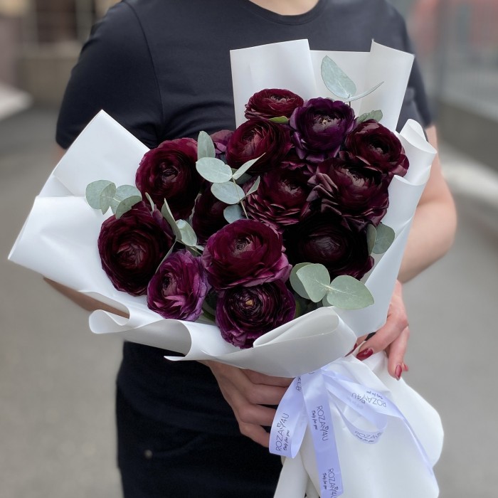 15 фиолетовых ранункулюсов с эвкалиптом