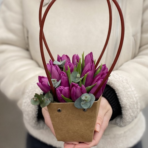15 фиолетовых тюльпанов в сумочке