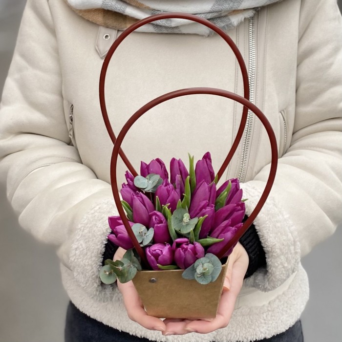 15 фиолетовых тюльпанов в сумочке