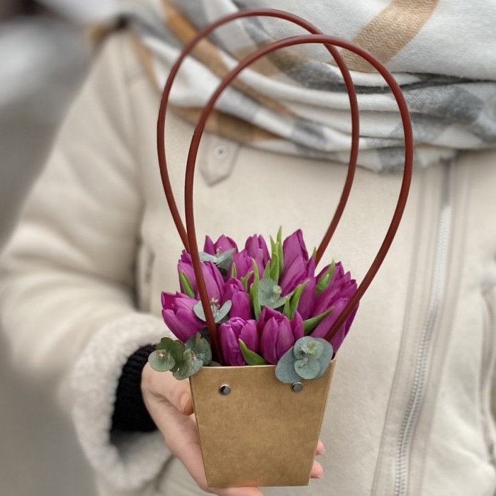 15 фиолетовых тюльпанов в сумочке