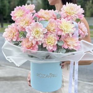 15 георгин Диана Мемори с эвкалиптом в коробке