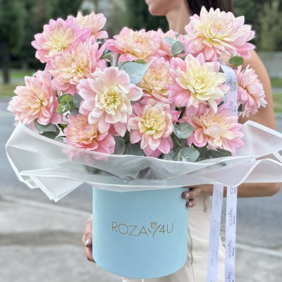 15 георгин Диана Мемори с эвкалиптом в коробке