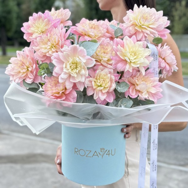 15 георгин Диана Мемори с эвкалиптом в коробке