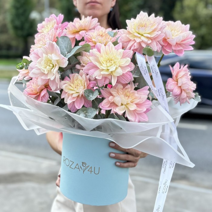 15 георгин Диана Мемори с эвкалиптом в коробке